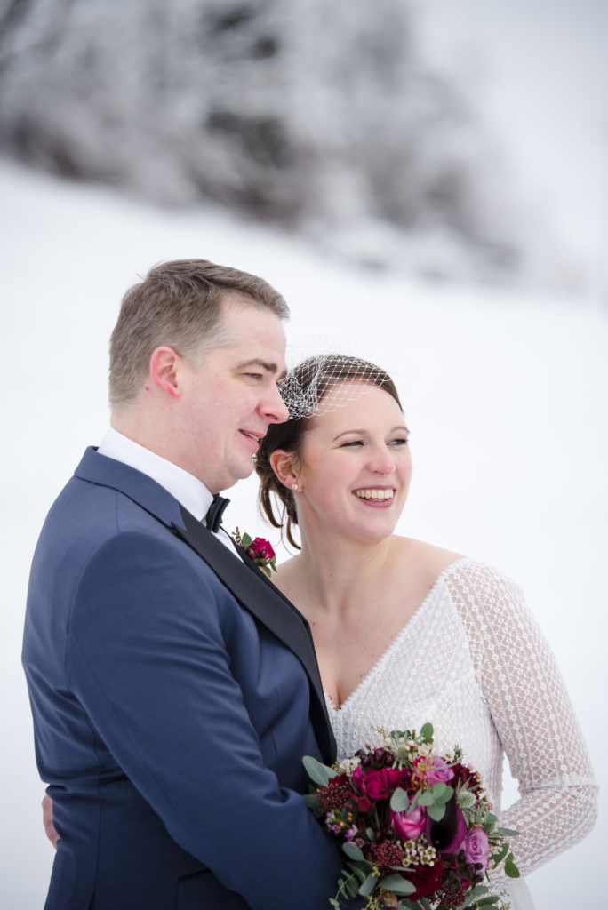 Winterhochzeit Allgäu Kempten Schnee Brautpaar