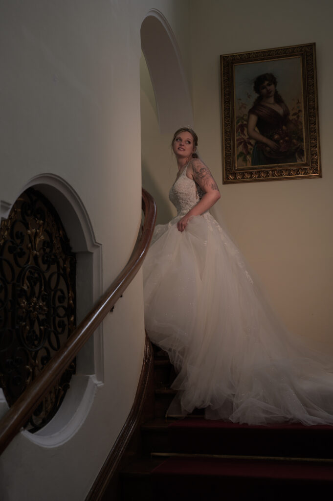 Hochzeit Schloß Höhenbrunn Portrait der Braut auf Treppe. Die Kunst des Posings